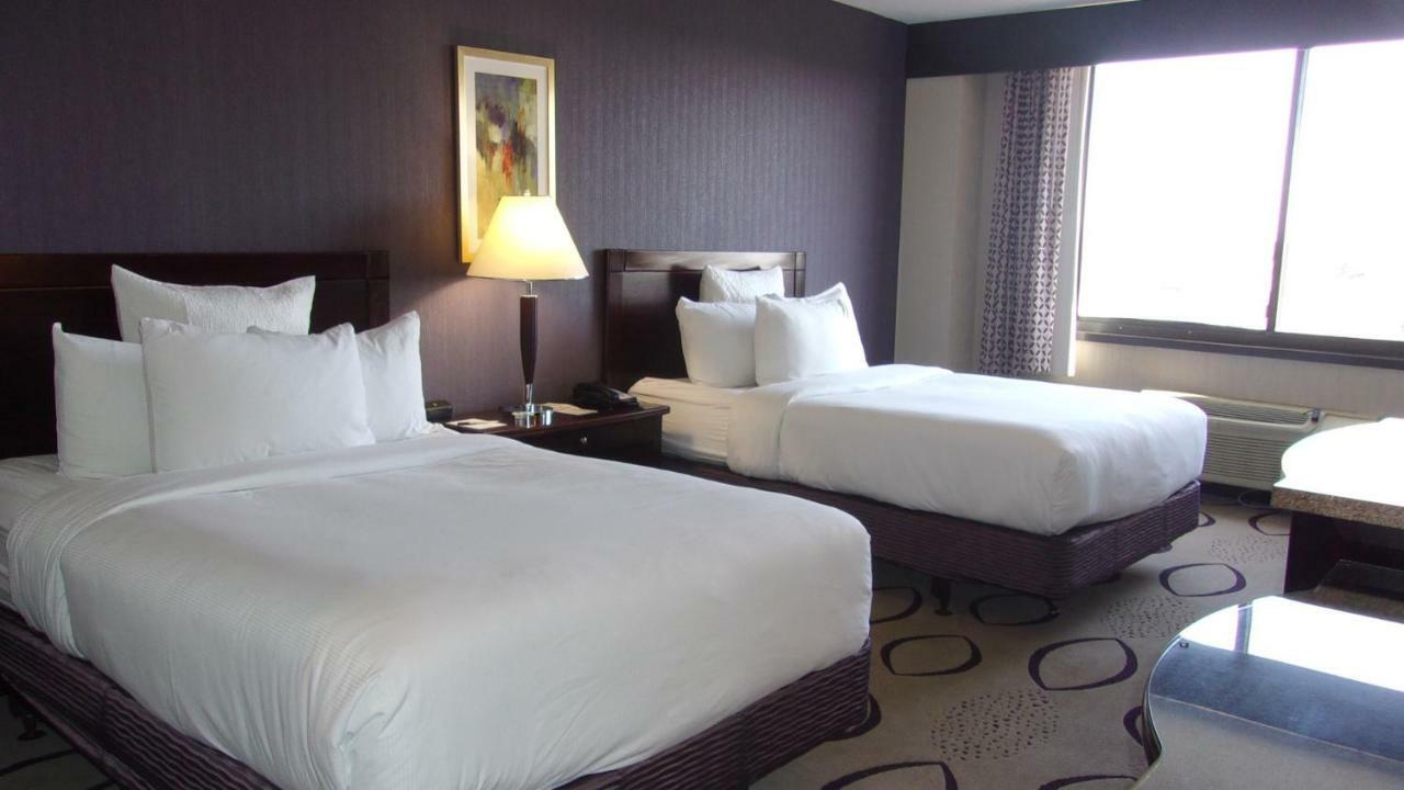 Brooklyn Center Hotel & Conference Center Extérieur photo